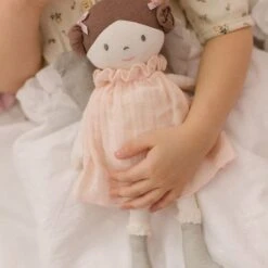 Poupée Chiffon Coton Bio Angelina Robe Mousseline Rose 33cm Bonikka - Poupée Bio 12 Poupée Chiffon Coton Bio Angelina Robe Mousseline Rose 33cm Bonikka - Poupée Bio -Jouets De Confort En Peluche Boutique poupee chiffon coton bio angelina robe mousseline rose bonikka 5