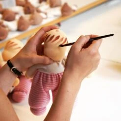 Poupée De Chiffon Waldorf Nanchen® Natur Poupon MOPS Coton Bio (Kba) Écrue & Rouge 29 Cm - Poupée Bio -Jouets De Confort En Peluche Boutique poupee de chiffon waldorf nanchen natur poupon mops coton bio kba ecrue rouge poupee bio 2