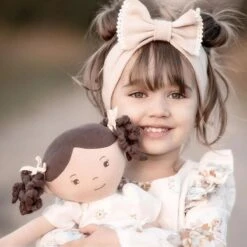 Poupée De Chiffons Aux Cheveux Bruns Cecilia En Robe De Lin Crème 42cm Bonikka - Grande Poupée -Jouets De Confort En Peluche Boutique poupee de chiffons cheveux bruns cecilia en robe de lin bonikka grande poupee 5