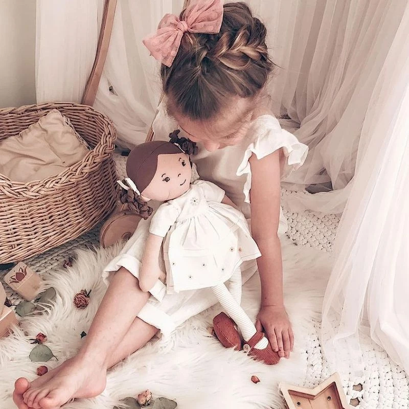 Poupée En Tissus Amelia En Robe De Lin Rose Brodée 42cm Bonikka - Grande Poupée 8 Poupée En Tissus Amelia En Robe De Lin Rose Brodée 42cm Bonikka - Grande Poupée – Image 8