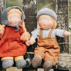 Poupée Garçon Waldorf Tio 28cmBlond Aux Yeux Bleus Coton Bio ChimpyToys® - Poupée Garçon Bio -Jouets De Confort En Peluche Boutique poupee garcon waldorf tio 28cm blond aux yeux bleus coton bio chimpytoys poupee garcon bio 3