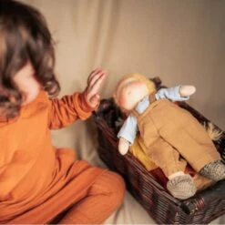 Poupée Garçon Waldorf Tio 28cmBlond Aux Yeux Bleus Coton Bio ChimpyToys® - Poupée Garçon Bio -Jouets De Confort En Peluche Boutique poupee garcon waldorf tio 28cm blond aux yeux bleus coton bio chimpytoys poupee garcon bio 5