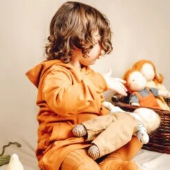 Poupée Garçon Waldorf Tio 28cmBlond Aux Yeux Bleus Coton Bio ChimpyToys® - Poupée Garçon Bio -Jouets De Confort En Peluche Boutique poupee garcon waldorf tio 28cm blond aux yeux bleus coton bio chimpytoys poupee garcon bio 6