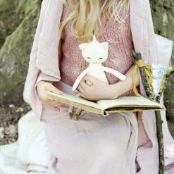 Poupée Hochet Fabelab® Licorne Merveilleuse 28 Cm Blanche Coton Bio GOTS- Jouet Bio Scandinave -Jouets De Confort En Peluche Boutique poupee hochet fabelab licorne merveilleuse 28 cm blanche coton bio gots jouet bio scandinave 3