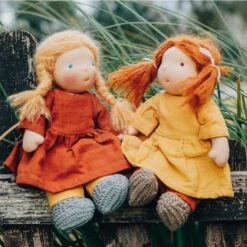 Poupée WaldorfLili 28cmBlonde Aux Yeux Bleus Coton Bio ChimpyToys® - Poupée De Chiffon Bio 10 Poupée WaldorfLili 28cmBlonde Aux Yeux Bleus Coton Bio ChimpyToys® - Poupée De Chiffon Bio -Jouets De Confort En Peluche Boutique poupee waldorf lili 28cm blonde aux yeux bleus coton bio chimpytoys poupee de chiffon bio 2