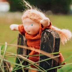 Poupée WaldorfMarie 28cm Rousse Aux Yeux Bruns Coton Bio ChimpyToys® - Véritable Poupée Waldorf -Jouets De Confort En Peluche Boutique poupee waldorf marie 28cm rousse aux yeux bruns coton bio chimpytoys veritable poupee waldorf 2