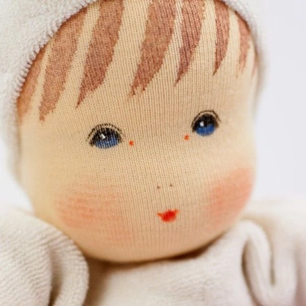 Poupée Waldorf Nanchen® Natur Poupon MOPS Coton Bio (Kba) Écrue & Vert 29 Cm - Poupée Bio 2 Poupée Waldorf Nanchen® Natur Poupon MOPS Coton Bio (Kba) Écrue & Vert 29 Cm - Poupée Bio – Image 2